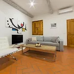Santa Maria Novella 6 sleeps near the central station